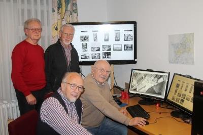 Die Foto-Archivierungsgruppe 2018 vor den Bildschirmen ihrer neuen PC-Anlage.
