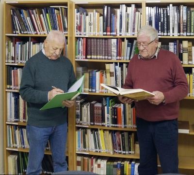 Bei der Archivierung des Buchbestandes: Otto Hippmann und Richard Mangold