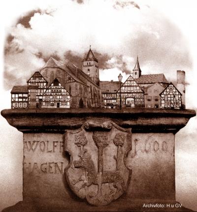  Fotomontage von Historischen Gebäuden auf dem Wappensockel am Rathaus